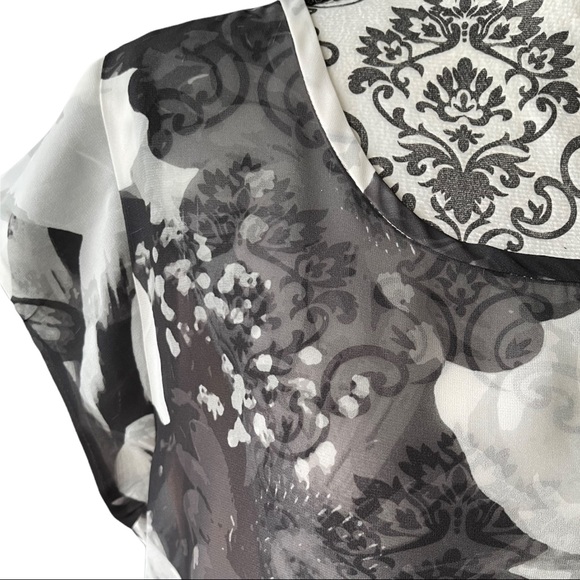 American Eagle - Sheer short sleeved blouse, white & black front,pink background - Picture 3 of 8